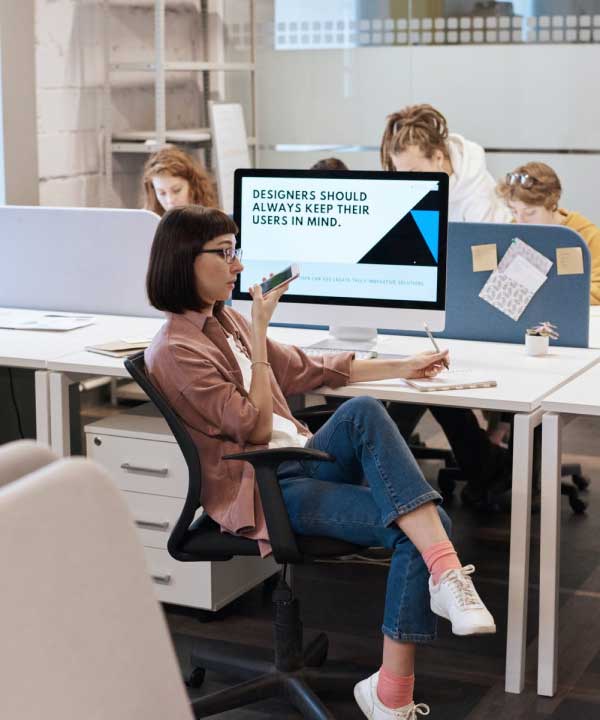 Women working on a computer in 2M Consulting Grup SL offices